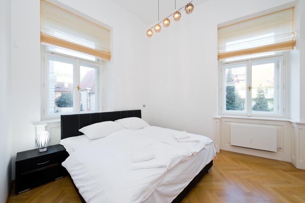 Modern Apartment Vsehrdova Praga Cameră foto